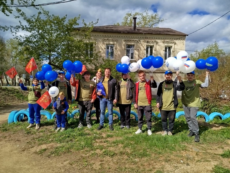 В Переславле-Залесском команда ЛДПР вместе с молодежью поздравили жителей города с Днем Победы