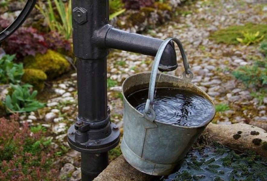 Колонка с водой на улице. Колонка для воды. Колонка водяная. Колонка для воды уличная. Водозаборная колонка.