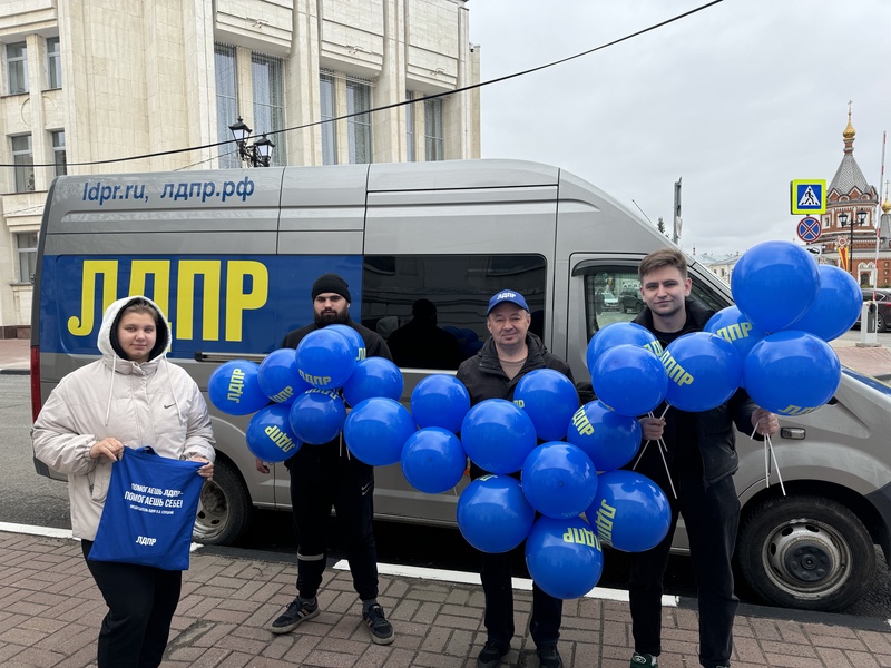 Партийцы в Ярославле подарили воздушные шары и праздничное настроение 1 Мая 
