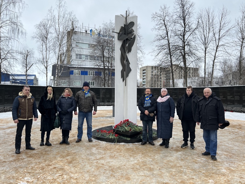 Возложение цветов в память о воинах-интернационалистах