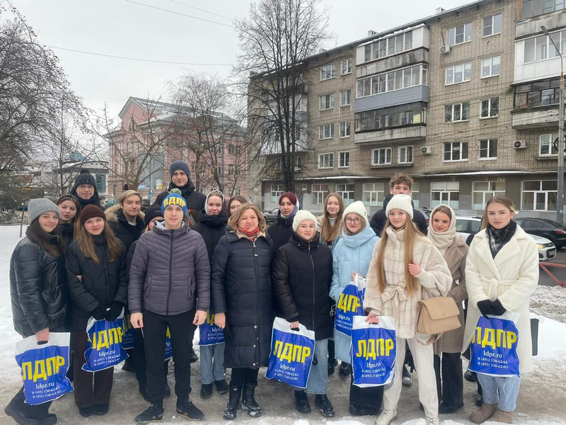 Представители ЛДПР поздравили студентов с праздником