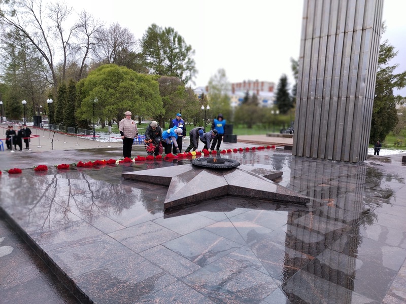 Партийцы в Ярославской области возложили цветы к вечному огню 