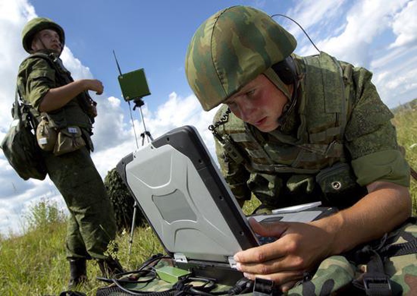 Военные сайты военной связи. Военный Связист РФ. Войска связи вс РФ. Войска связи сухопутных войск РФ. Связист Российской армии.